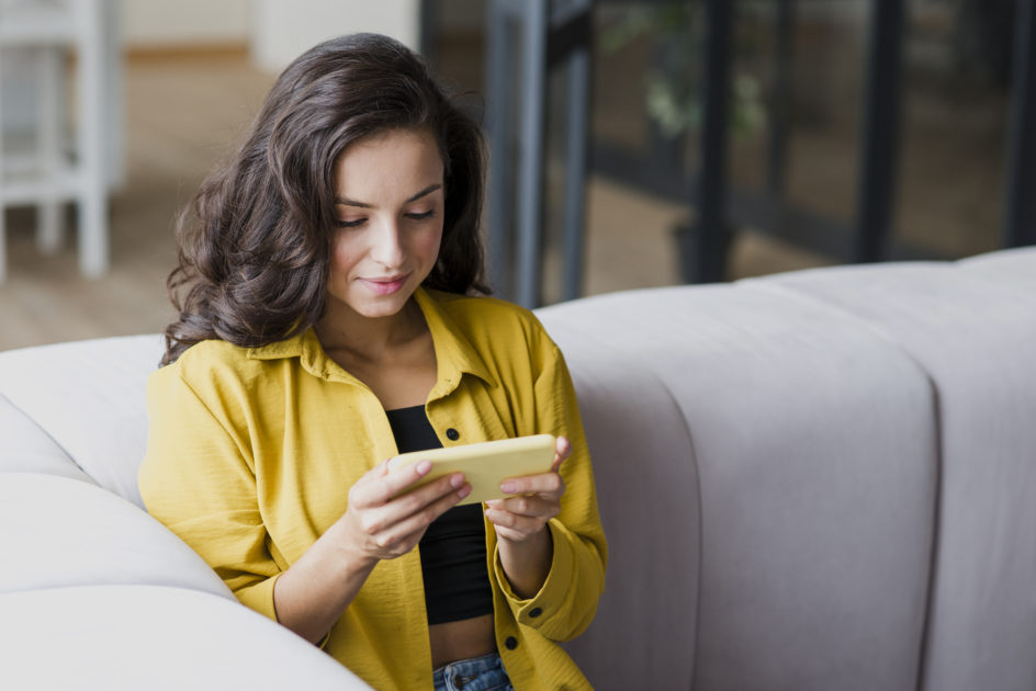 photo illustration femme utilisant son telephone