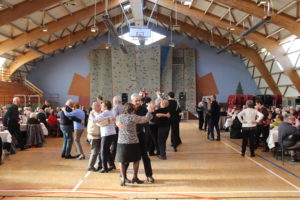 Photos de retraités dansant dans le gymnase du sacré coeur