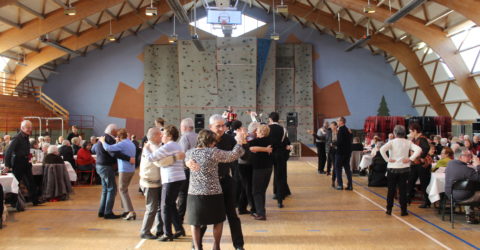 Photos de retraités dansant dans le gymnase du sacré coeur