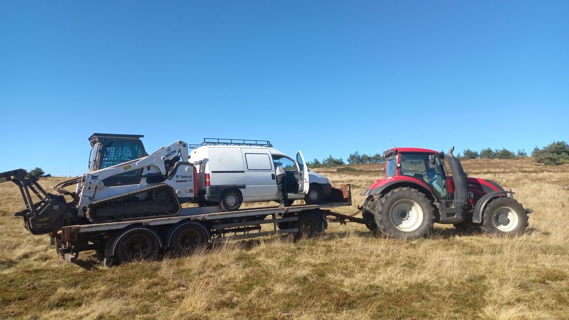 Tracteur remorquant un véhicule de chantier