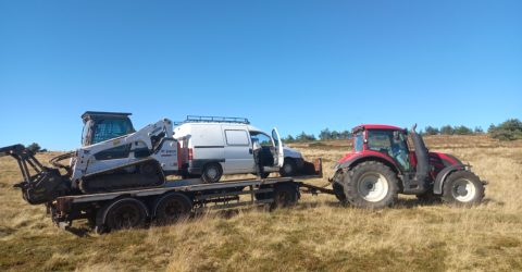 Tracteur remorquant un véhicule de chantier